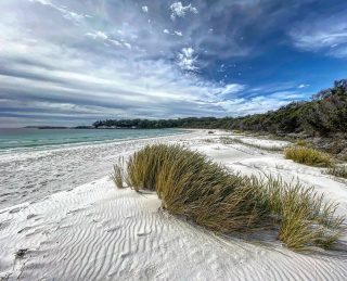 The dazzling white sands of Hyams Beach 💙#weekender #beach #walk #sand #sea #coffee
@visit_jervis_bay