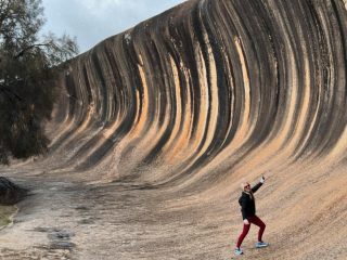 Wave Rock is 15 meters high and 110 meters long. This perfectly curved rock has taken on the shape of a wave frozen in time. It’s awesome!! 🌊 @waverockwildlifepark @westernaustralia @absoluteaustralia 

#rock #wave #exploreaustralia #westernaustralia #wa #instawa #igwa #travelwa #tourismwa #justanotherdayinwa ##landdownunder #loveaustralia #australia #amazingaustralia #seeaustralia #travelaustralia #instaaustralia #ig_australia #australiagram #exploringaustralia #aussiephotos